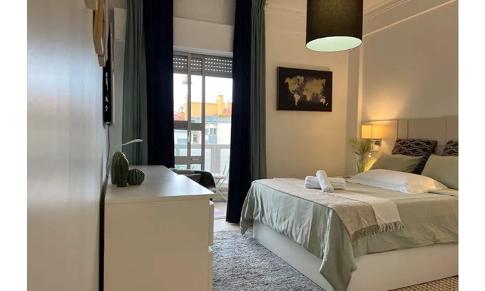 Reboleira Apartment | Private bathroom in apartment shared with other guests