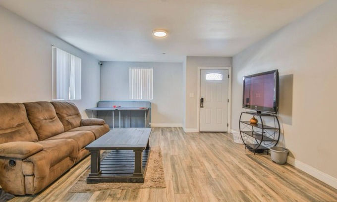 Los Angeles House | Private Bedroom Near USC & SoFi