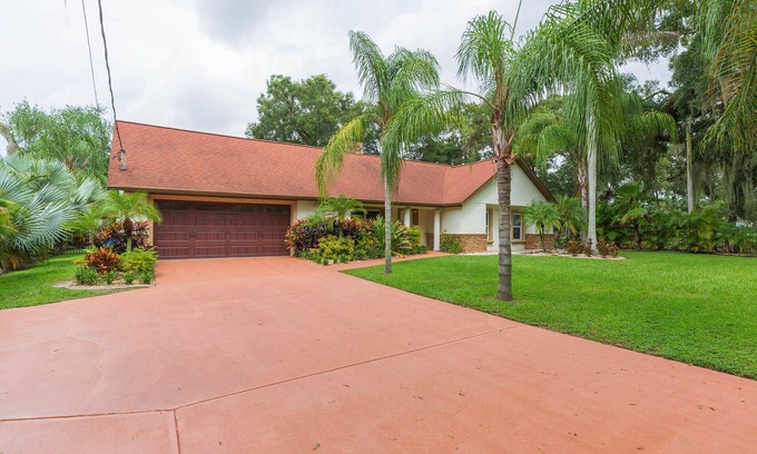 Limona Improvement House | Private Brandon Oasis Family home w/Full outdoor kitchen & Bar+ Game room n