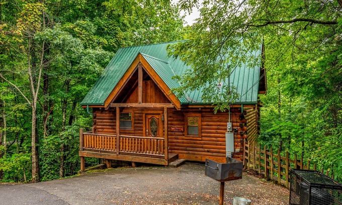 Gatlinburg - Pigeon Forge Cabin | Private Cabin in the Smokies w/Arcade, Fireplace, Hot Tub, BBQ!