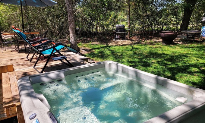 Navasota Cabin | Private Cabin in the woods with Hot Tub in Aggieland 5 minutes -College Station