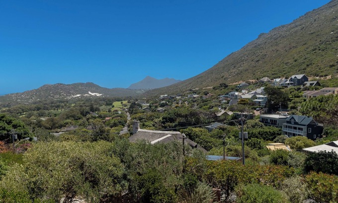 Clovelly Cottage | Private Cottage on Clovelly mountain side, 750m to golf course, 1 km to beaches.