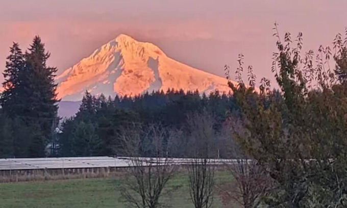 Boring House | Private country home, Mt. Hood view, hot tub, full kitchen, business class Wi-Fi