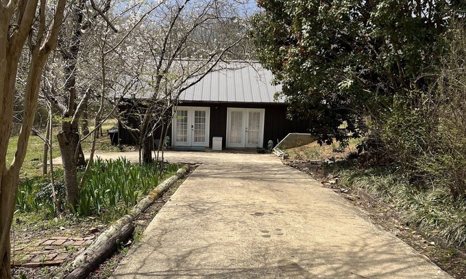 Corinth Cottage | Private country setting within city limits .