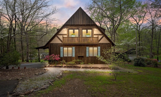 Bracey House | Private Cove, Sleeps 18, Pool Table, Kayaks, Dock