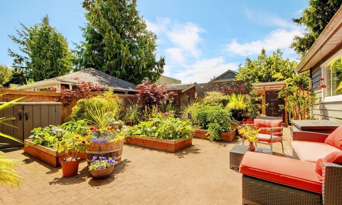 James Bay Apartment | PRIVATE cozy quaint space, 1 bedroom suite with a luxury king size bed 00036280
