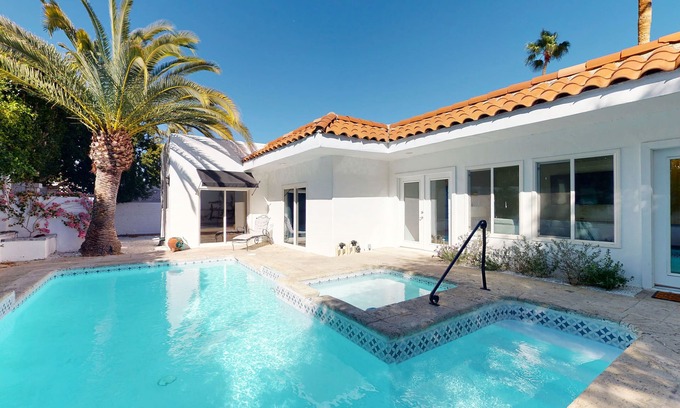 The Mesa House | Private Desert Gem W/Private Pool/Spa, Gourmet Kitchen & More - Dogs OK
