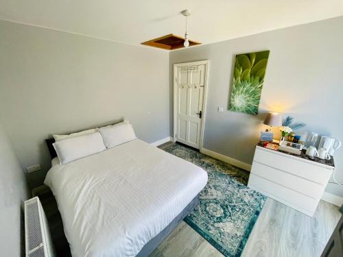Inch House | Private Double Room With Free Parking