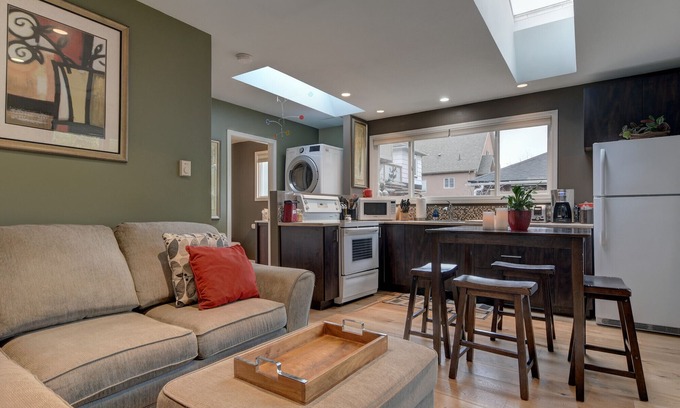 James Bay House | Private garden retreat with king size bed, full kitchen, private patio 48715