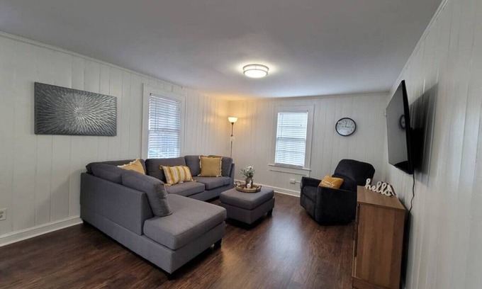 Home Park House | Private Getaway In Midtown 2bedroom- SLEEP 5