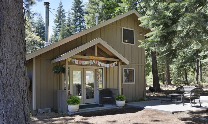 Mount Shasta House | Private Getaway on Beautiful Wooded 2 Acres w/Hot Tub; Modern Home Close to Town
