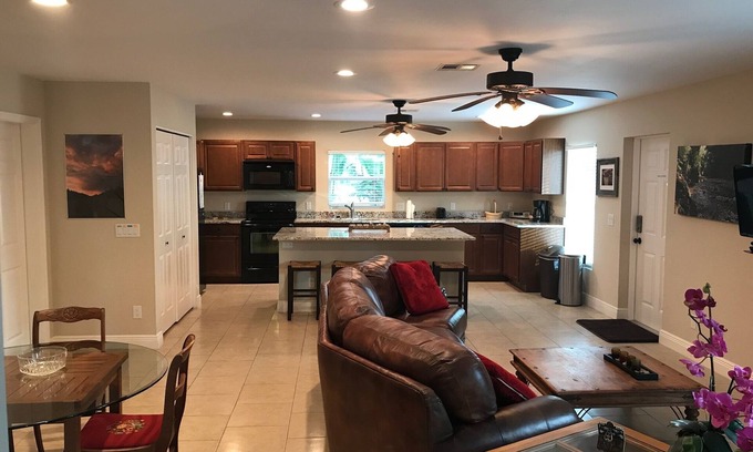 Oakes Estates House | Private guest house on area