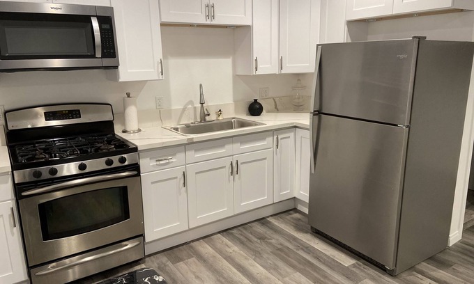 West Rancho Dominguez Apartment | Private guest house with full kitchen & bathroom