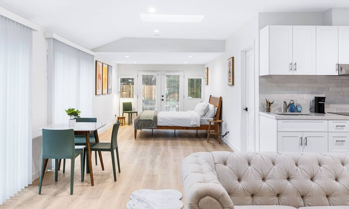 Thousand Oaks House | Private Guesthouse in Thousand Oaks close to shops & eats!