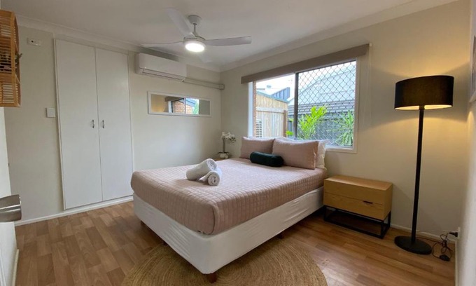 Warana House | Private Guesthouse - Pet friendly - Walk to Beach