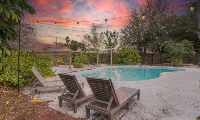 Walsingham House | Private Heated Pool! 4 MiI to Indian Rocks Beach