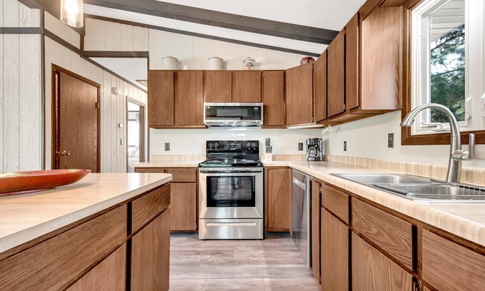 Danbury Cabin | Private Hideaway But Close to Everything in Webb Lake