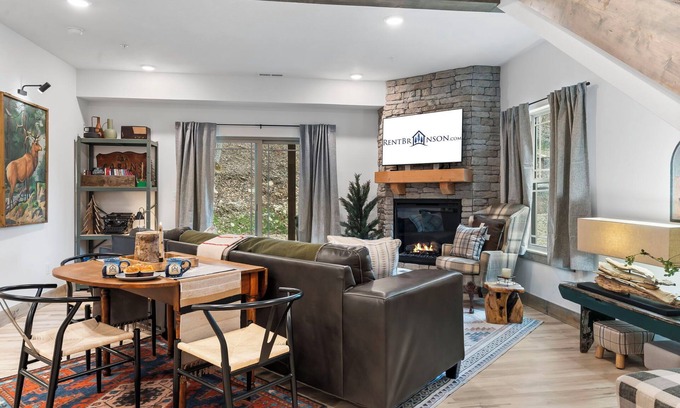 Hollister Cabin | Private Hot Tub-Free Daily Tickets-Desk-Arcade-Cmty In&Outdoor Pools-Firepit