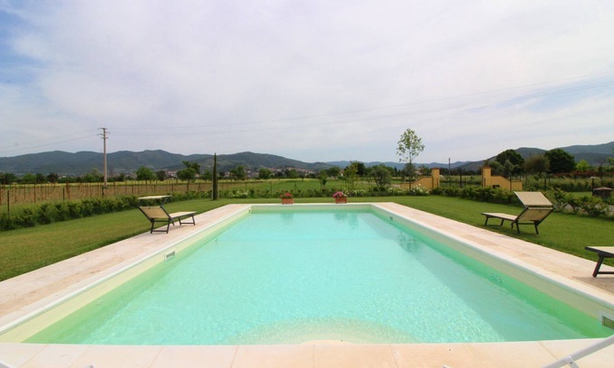 Le Piazze Villa | Private Villa with WIFI, A/C, private pool, TV, balcony, pets allowed, parking, close to Cortona