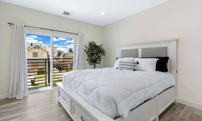 Little Armenia House | Private King Bedroom Hollywood