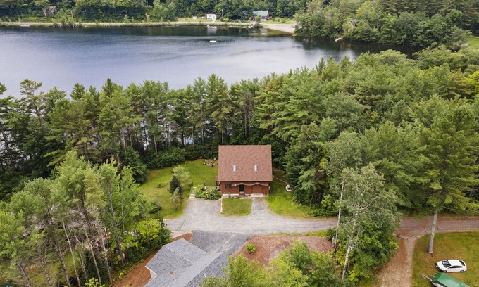 Springfield House | Private Lake Front House with Large Yard with Kayaks and Stand-up paddleboards!