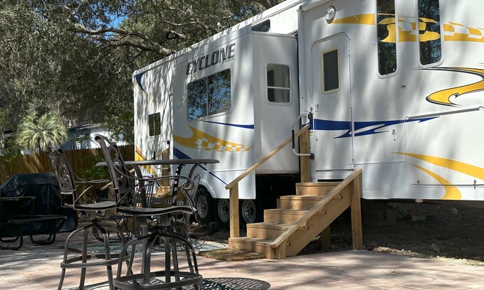 Edgar RV Rental | Private Lakefront Campground in Hawthorne