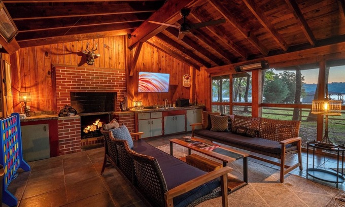 Eatonton House | Private Lakefront Spread: BigH2O, Smokehouse, Spa, Firepits, Fence, Pets