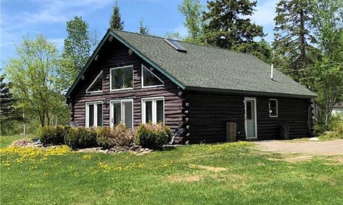 Portage Lake Cabin | Private Lakefront Log Cabin