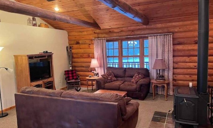 Merrillan Cabin | Private Log Cabin near Lake Arbutus and ATV trailsn