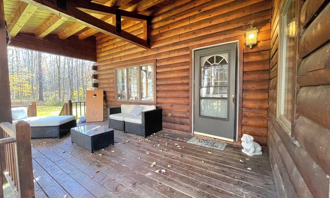 South Butler Cabin | Private Log Cabin Near Lake Ontario
