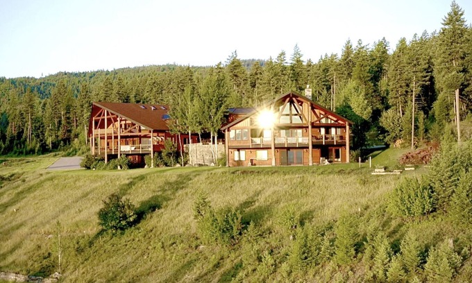 Lakeside House | Private Luxury on 8acers with Amazing views and Spacious Accommodations