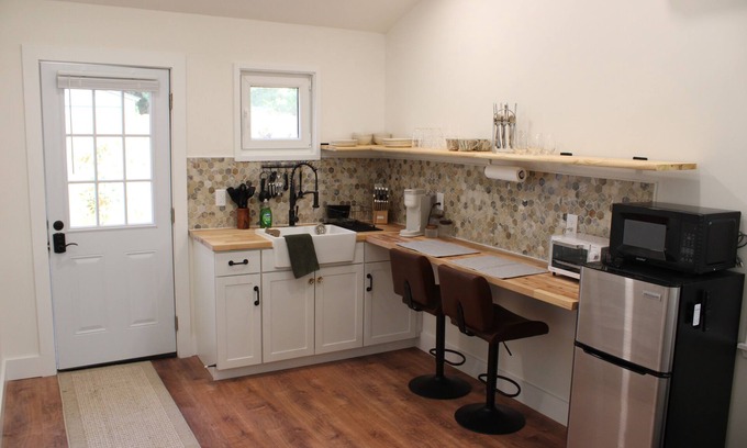 Pooler Apartment | Private Master Suite - 1 Bed 1 Bath 1 Futon 1 Kitchen