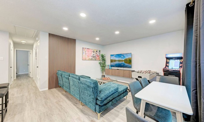 Johnston Terrace House | Private Pool & Games - Pet-Friendly Fun Stay Mins to Downtown & Airport
