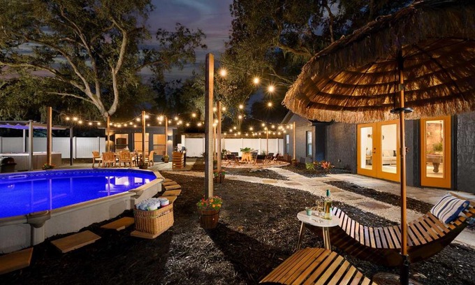 Limona Improvement House | Private Pools and Hot Tubs Luxe Brandon Oasis!