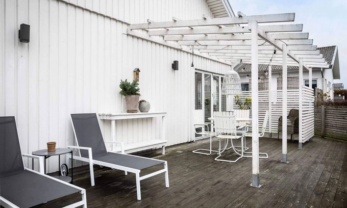 Sjomarken House | Private room nearby lake with view to the garden