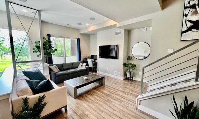 Jefferson Park House | Private RoofTop Hot Tub! 360 Views! Beautiful Townhome!