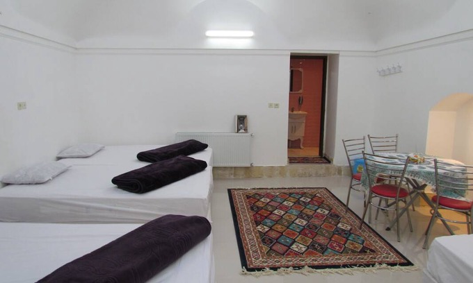 Ashkez̄ar Resort | Private room ∙ 5 guests