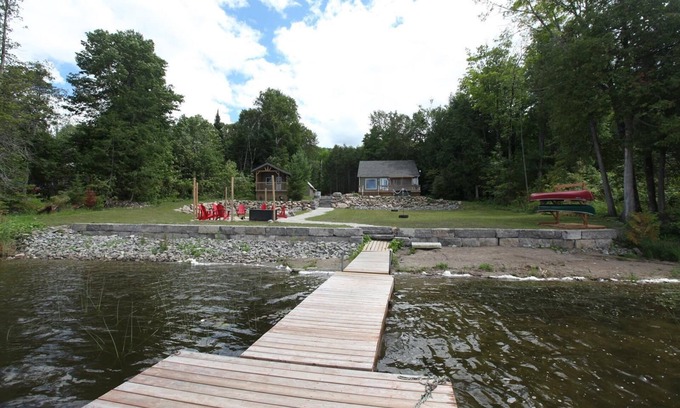 Bexley Ski Chalet | ❤️Private Sandy Beach Waterfront Cottage w/Hottub❤️