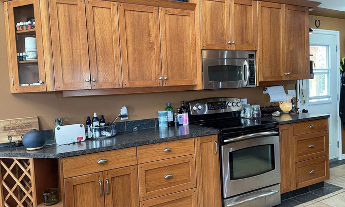 Division No. 11 House | Private Secluded House and yard on Beautiful 1/4 section - Pet Friendly