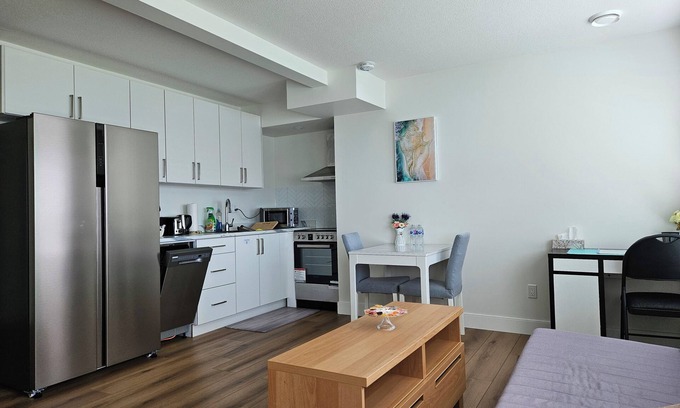 Burke Mountain House | Private south-facing suite with a full bathroom and fully equipped kitchen.