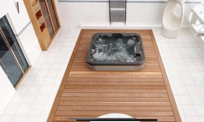 Penarth Apartment | Private Spa, Steam room, Sauna, Large hot tub and Gym in this Stunning 3 Bedroom Apartment
