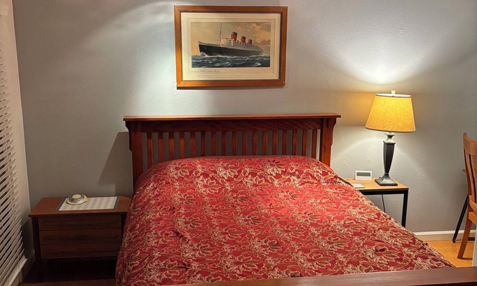 Chatsworth House | Private Studio: Front Door Parking; Rustic Hill neighborhood, close to Freeway.