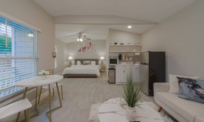 Azalea Park House | Private Studio near parks & DNTN
