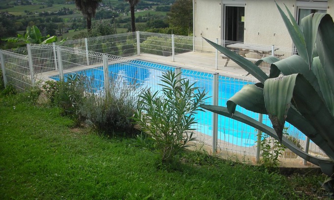 Cuqueron Cottage | Private swimming pool - Panoramic view of the Pyrenees