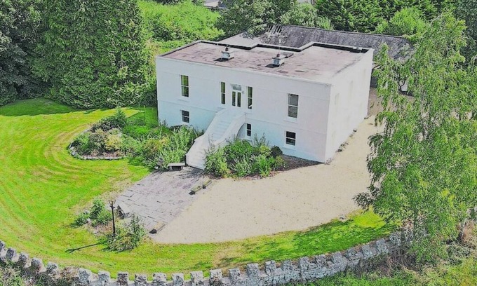 Chapel Hill House | Private views of river Shannon, newly furnished, walking distance into village