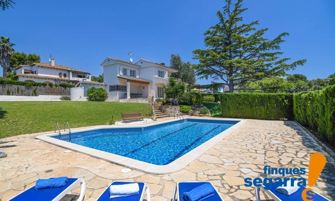 El Vendrell House | Private villa with garden, pool and basketball court