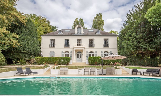 Chennevieres-sur-Marne House | PrivateLodge - Villa with pool on the banks of the Marne
