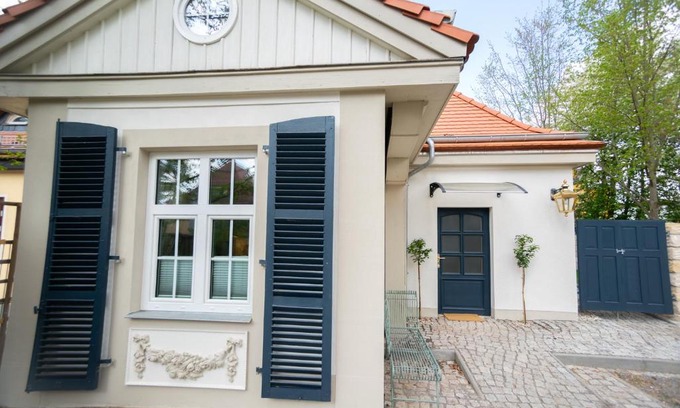 Radeberger Vorstadt Apartment | Privatsphäre im Kutscherhaus der Villa Golding