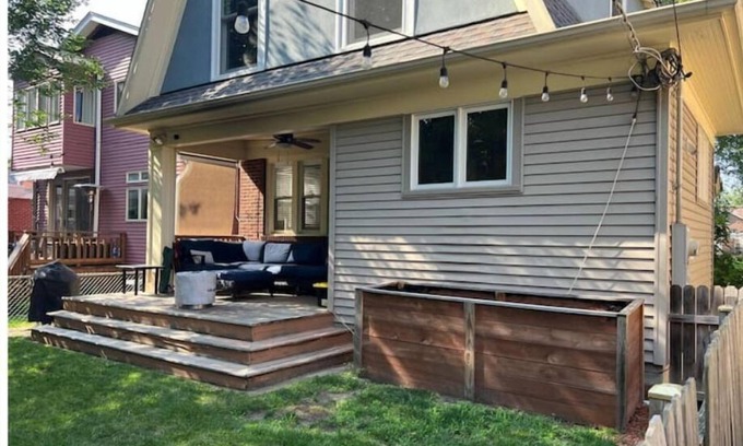 Evanston House | PROMO 10% WEEKLY AND 15% MONTHLY nNear Northwestern, Beaches Parking Fenced Yard