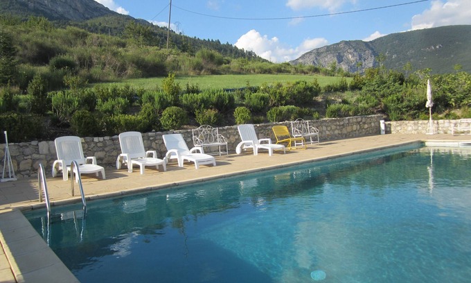 Entrepierres House | PROMO!22. 06-6. 07. Quiet farmhouse dependence near Sisteron with swimming pool